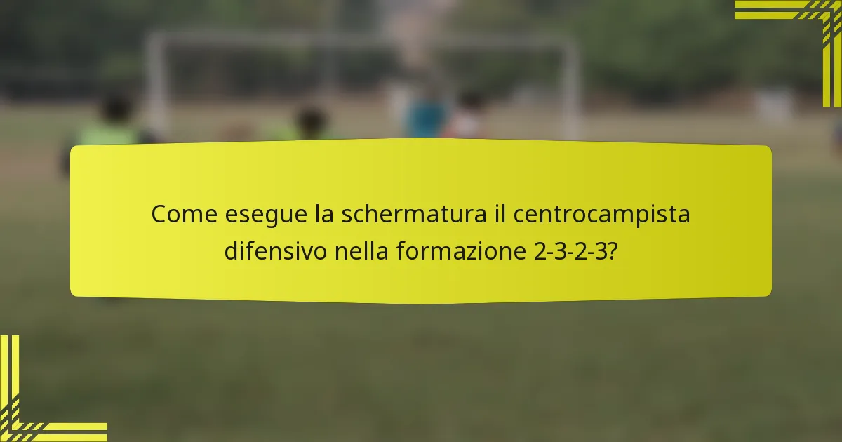 Come esegue la schermatura il centrocampista difensivo nella formazione 2-3-2-3?