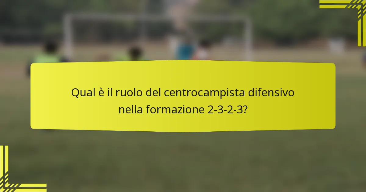 Qual è il ruolo del centrocampista difensivo nella formazione 2-3-2-3?